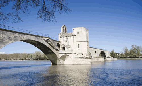 Ponte lungo il fiume Rodano